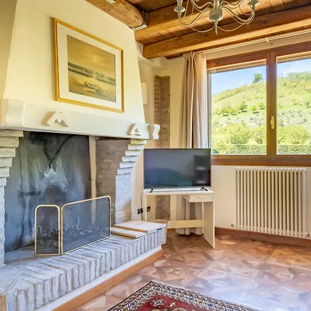 לינה וארוחת בוקר Borgo Malvasia- La Quercia 4*