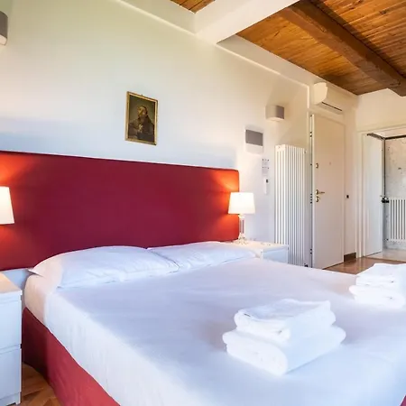 לינה וארוחת בוקר Borgo Malvasia- La Quercia 4*